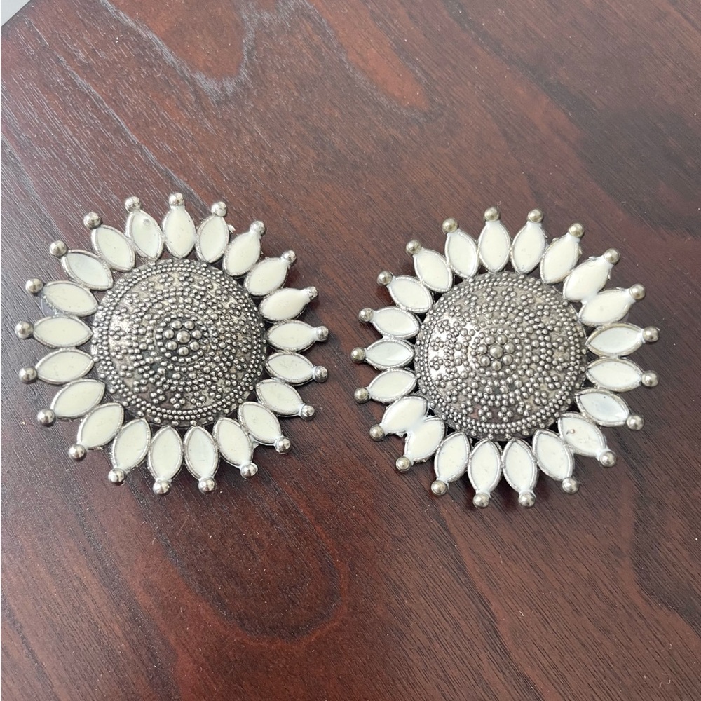 Absolutely Beautiful & Unique White & Silver Sunflower Earrings !